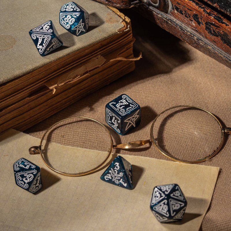 Q WORKSHOP - Set de dés (7) : Call of Cthulhu Abyssal & White – Image 4