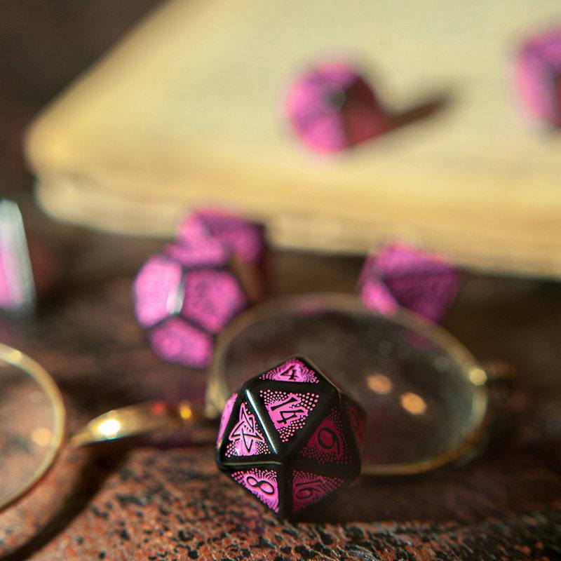 Q WORKSHOP - Set de dés (7) : Call of Cthulhu Black & Magenta – Image 4
