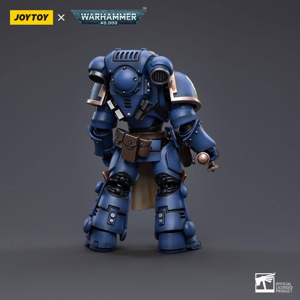 JOYTOY - Warhammer 40K - Ultramarines Primaris Company Champion 1/18 – Image 3